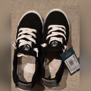 New women's size 8.5 Roxy sneakers
